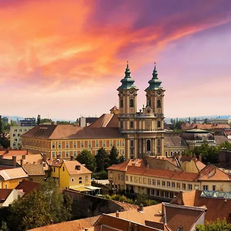 Pr Apartment Eger